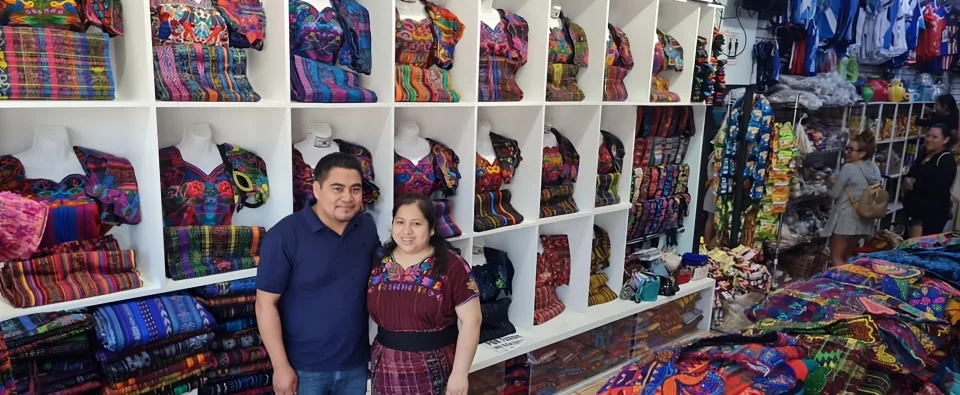 Juanita y José dentro de su tienda en Brooklyn